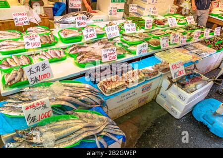 Tokio, Japan - 18. April 2017: Verkaufsstand für Tintenfisch und frischen Fisch in der Marktstraße Ameya-Yokocho in der Nähe von Ueno. Ameyoko ist eine beliebte Attraktion mit Stockfoto