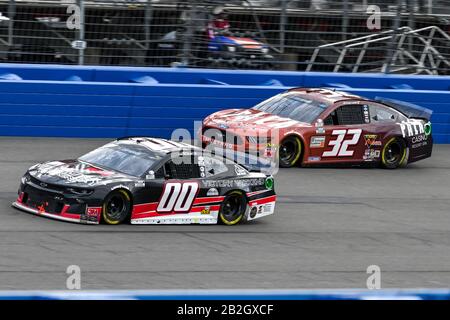 Der NASCAR Cup Series-Fahrer Quin Houff (00) fährt Fahrer Corey LaJoie (32) während des NASCAR Auto Club 400, Sonntag, 1. März 2020, in Fontana, Kalifornien, USA. (Foto von IOS/ESPA-Images) Stockfoto