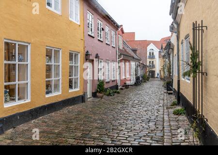 Hübsche, bunte Cottages in Aalborg, Dänemark, an einem schneereichen Wintertag. Stockfoto