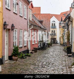 Hübsche, bunte Cottages in Aalborg, Dänemark, an einem schneereichen Wintertag. Stockfoto