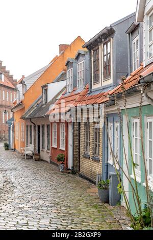 Hübsche, bunte Cottages in Aalborg, Dänemark, an einem schneereichen Wintertag. Stockfoto