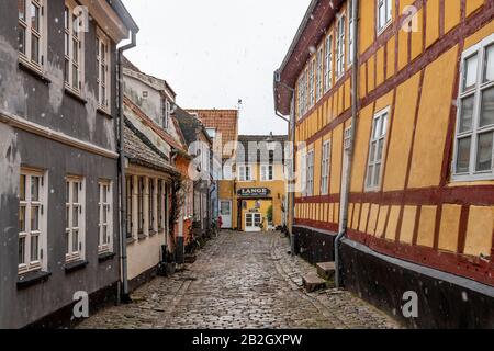 Hübsche, bunte Cottages in Aalborg, Dänemark, an einem schneereichen Wintertag. Stockfoto