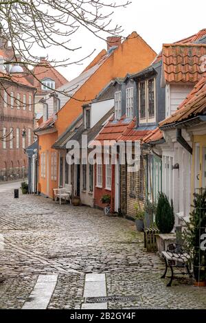 Hübsche, bunte Cottages in Aalborg, Dänemark, an einem schneereichen Wintertag. Stockfoto