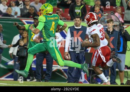 Tampa Bay Vipers Quarterback Taylor Cornelius (4) rennt den Ball für den Touchdown im 3. Viertel während eines XFL-Fußballspiels gegen die DC-Verteidiger, Sonntag, 1. März 2020, in Tampa, Florida, USA ein. (Foto von IOS/ESPA-Images) Stockfoto