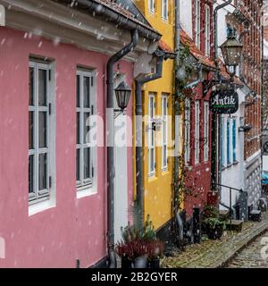 Hübsche, bunte Cottages in Aalborg, Dänemark, an einem schneereichen Wintertag. Stockfoto