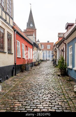 Hübsche, bunte Cottages in Aalborg, Dänemark, an einem schneereichen Wintertag. Stockfoto