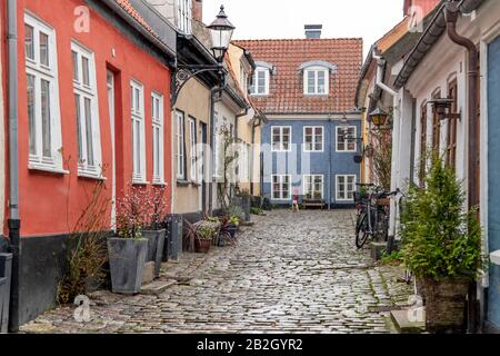 Hübsche, bunte Cottages in Aalborg, Dänemark, an einem schneereichen Wintertag. Stockfoto