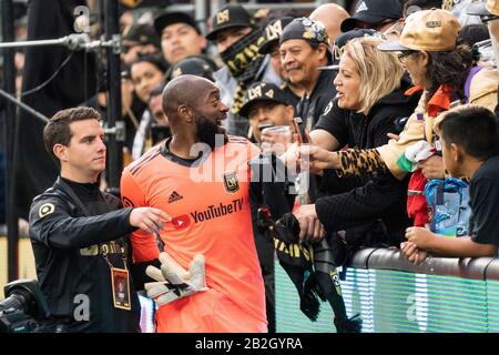 LAFC-Torhüter Kenneth Vermeer (1) begrüßt die Fans des 3252 nach einem MLS-Fußballspiel gegen den Inter Miami FC, Sonntag, 1. März 2020, in Los Angeles, USA. (Foto von IOS/ESPA-Images) Stockfoto