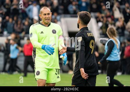 Inter Miami FC Torhüter Luis Robles (31) gratuliert LAFC-Forward Diego Rossi (9) zu dem Sieg während eines MLS-Fußballspiels am Sonntag, 1. März 2020, in Los Angeles, USA. (Foto von IOS/ESPA-Images) Stockfoto