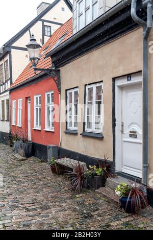 Hübsche, bunte Cottages in Aalborg, Dänemark, an einem schneereichen Wintertag. Stockfoto