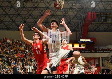 Sierra Canyon Trailblazers Center Harold Yu (11) schießt auf, während Mater Dei Monarchs Guard Devin Askews (5) während eines CIF-Southern Section Open Division Championship High School Basketballspiels am Freitag, 28. Februar 2020, in Long Beach, Kalifornien, USA verteidigt. (Foto von IOS/ESPA-Images) Stockfoto