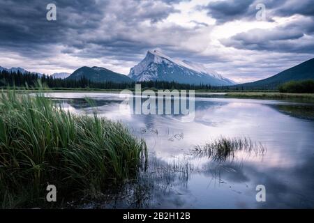 Vermillion Seen, bewölkt Sonnenuntergang. Banff National Park, Kanada Stockfoto