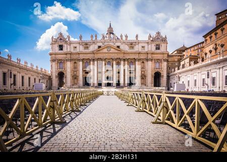 ROM, Italien - Mai 07, 2019: Der Petersplatz vor dem Petersdom in Rom ist für die Generalaudienz von Papst Franziskus vorbereitet Stockfoto