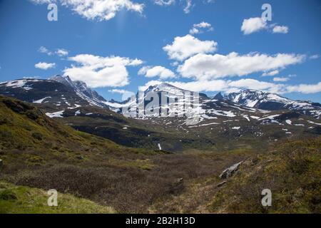 Schwere Wolken kommen über die norwegischen Berge Stockfoto