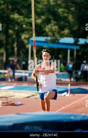 Tscheljabinsk, Russland - 24. Juli 2015: Timur Morgunow versucht im Stabhochsprung während der Meisterschaft in der Leichtathletik in Erinnerung an Georgy Necheukhin Stockfoto