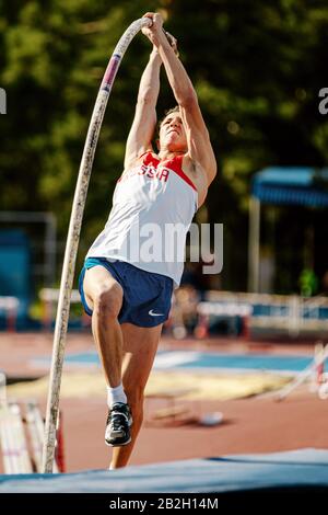 Tscheljabinsk, Russland - 24. Juli 2015: Timur Morgunow versucht im Stabhochsprung während der Meisterschaft in der Leichtathletik in Erinnerung an Georgy Necheukhin Stockfoto