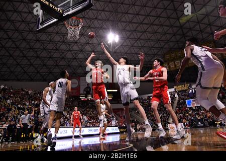 Sierra Canyon Trailblazers Center Harold Yu (11) und Mater Dei Monarchs Guard Devin Askews (5) springen für den Ball während eines CIF-Southern Section Open Division Championship High School Basketballspiels, Freitag, 28. Februar 2020, in Long Beach, Kalifornien, USA. (Foto von IOS/ESPA-Images) Stockfoto