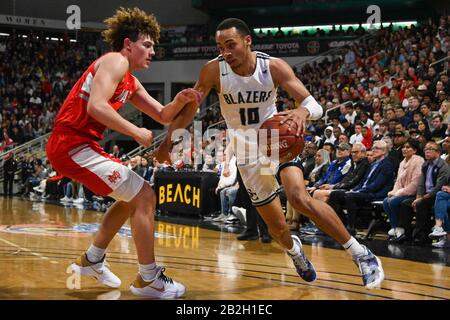 Mater Dei Monarchs Guard Devin Askews (5) verteidigt Sierra Canyon Trailblazers Guard Amari Bailey (10) während eines CIF-Southern Section Open Division Championship High School Basketballspiels, Freitag, 28. Februar 2020, in Long Beach, Kalifornien, USA. (Foto von IOS/ESPA-Images) Stockfoto