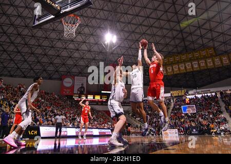 Mater Dei Monarchs Wache Devin Askews (5) schießt den Ball, während Sierra Canyon Trailblazers Amari Bailey (10) versucht, während eines CIF-Southern Section Open Division Championship High School Basketballspiels zu blockieren, Freitag, 28. Februar 2020, in Long Beach, Kalifornien, USA. (Foto von IOS/ESPA-Images) Stockfoto