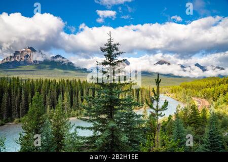 Morant's Curve, berühmte Landschaft mit Eisenbahn. Banff National Park, Kanada Stockfoto