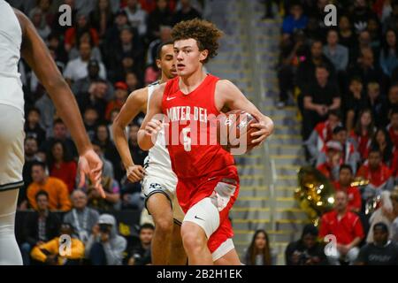 Mater Dei Monarchs Guard Devin Askews (5) während eines CIF-Southern Section Open Division Championship High School Basketballspiels gegen Sierra Canyon, Freitag, 28. Februar 2020, in Long Beach, Kalifornien, USA. (Foto von IOS/ESPA-Images) Stockfoto