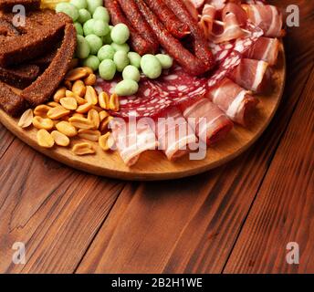 Snacks auf einer Holztafel für Bier und Alkohol. Vorspeisen von Fotos in einer Bar. Stockfoto