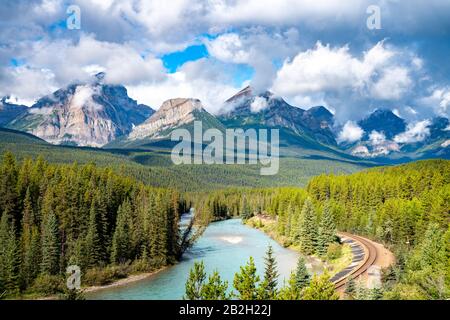 Morant's Curve, berühmte Landschaft mit Eisenbahn. Banff National Park, Kanada Stockfoto