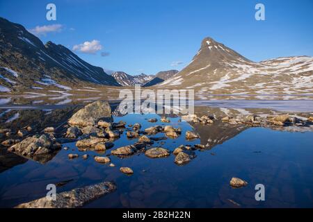 Wunderschönes Spiegelbild wie ein Spiegel in den norwegischen Bergen Stockfoto