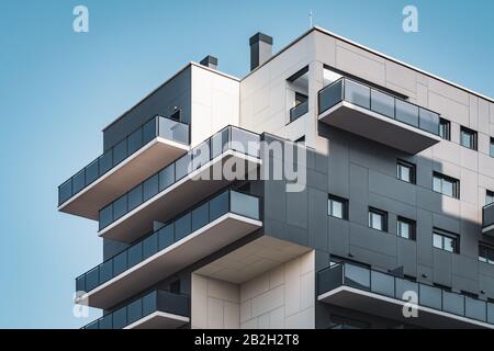 Geometrische Fassaden eines Wohnhauses voller Balkone und Fenster Stockfoto