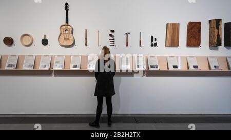 London, Großbritannien. März 2020. Allgemeiner Blick auf die Ausstellungsfläche. Vorschau von "Cambio" von Formahantama, einem italienischen Designduo mit Sitz in Amsterdam. Die Ausstellung ist eine laufende Untersuchung zur Steuerung der Holzwirtschaft und findet in der Serpentine Sackler Gallery vom 4. März bis 17. Mai 2020 statt. Kredit: Stephen Chung / Alamy Live News Stockfoto