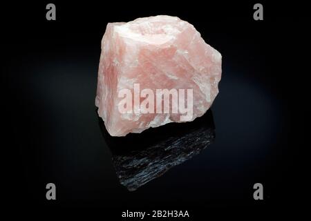 Rosenquarz auf schwarzem Grund Stockfoto