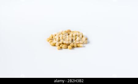 Kiefernnüsse es ist auf weißem Grund isoliert Stockfoto