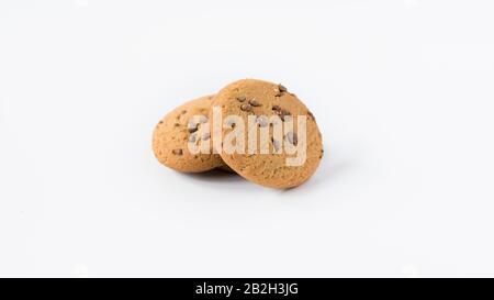 Ein Haufen Plätzchen mit einem Schokoladenspritzer auf weißem Hintergrund Stockfoto