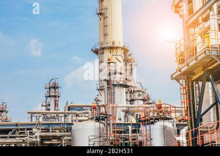 Industrial Zone, die Ausrüstung der Erdölraffination, in der Nähe von industriellen Rohrleitungen für eine Öl-Raffinerieanlage, Detail der Ölpipeline mit Ventilen in großen Oi Stockfoto