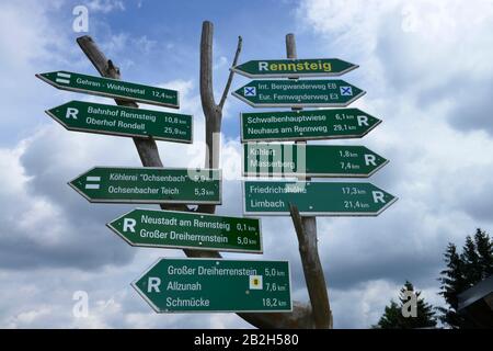 Wegweiser, Neustadt am Rennsteig, Thueringer Wald, Thüringen, Deutschland Stockfoto