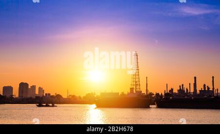 Ölraffinerie oder petrochemische Industrie mit Schiff in thailand. Für Logistic Import Export Background. Stockfoto