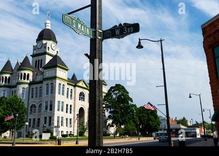 Carthage, Missouri, USA - 6. Juli 2014: Blick auf die Hauptstraße mit dem Jasper County Courthouse in der Stadt Carthage im US-Bundesstaat Missouri, Stockfoto