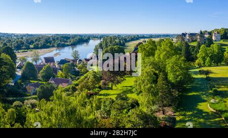 Frankreich, Cher, Apremont sur Allier, beschriftet Les Plus Beaux Villages de France (Die Schönsten Dörfer Frankreichs), Park, Schloss und Dorf al Stockfoto