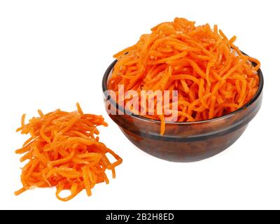 Koreanische Karotte in einer Glasplatte dicht auf einem weißen Stockfoto