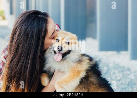 Frau küsst Hund mit Kopierraum für Text Stockfoto