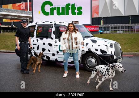 Scarlett Moffatt hält einen Dalmatiner neben einem Mitglied der Hundeeinheit der West Midlands Police im Birmingham National Exhibition Centre (NEC), Birmingham, um die bevorstehende Crufts Dog Show zu starten. PA Foto. Bilddatum: Dienstag, 3. März 2020. Der Lichtbildkredit sollte lauten: Jacob King/PA Wire Stockfoto