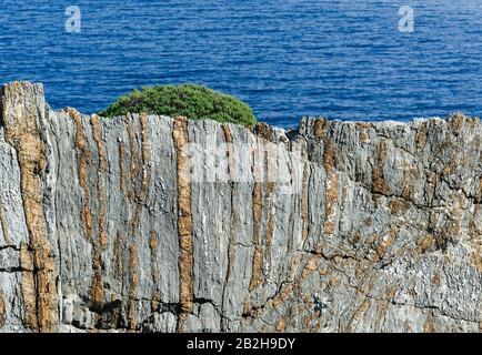 Felsen nahe der Küste des Mittelmeeres auf einem Hintergrund von Bergen in der Türkei Stockfoto