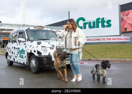 Birmingham NEC, Großbritannien. März 2020. Scarlett Moffatt, Star von Gogglebox und ich bin Celebrity, kommt stilvoll in einem Dalmation-Taxi bei Crufts 2020, NEC Birmingham, an, um die Vorbereitungen für die neue Crufts Extra Youtube Show zu beginnen. Crufts 2020 läuft vom 5. Bis 8. März. Kredit: Peter Lopeman/Alamy Live News Stockfoto