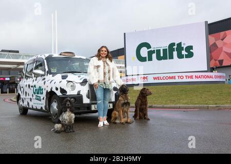 Birmingham NEC, Großbritannien. März 2020. Scarlett Moffatt, Star von Gogglebox und ich bin Celebrity, kommt stilvoll in einem Dalmation-Taxi bei Crufts 2020, NEC Birmingham, an, um die Vorbereitungen für die neue Crufts Extra Youtube Show zu beginnen. Crufts 2020 läuft vom 5. Bis 8. März. Kredit: Peter Lopeman/Alamy Live News Stockfoto