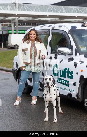 Birmingham NEC, Großbritannien. März 2020. Scarlett Moffatt, Star von Gogglebox und ich bin Celebrity, kommt stilvoll in einem Dalmation-Taxi bei Crufts 2020, NEC Birmingham, an, um die Vorbereitungen für die neue Crufts Extra Youtube Show zu beginnen. Crufts 2020 läuft vom 5. Bis 8. März. Kredit: Peter Lopeman/Alamy Live News Stockfoto