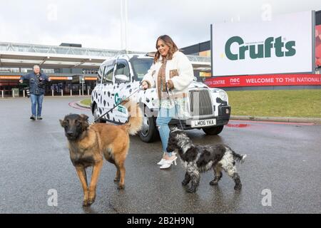 Birmingham NEC, Großbritannien. März 2020. Scarlett Moffatt, Star von Gogglebox und ich bin Celebrity, kommt stilvoll in einem Dalmation-Taxi bei Crufts 2020, NEC Birmingham, an, um die Vorbereitungen für die neue Crufts Extra Youtube Show zu beginnen. Crufts 2020 läuft vom 5. Bis 8. März. Kredit: Peter Lopeman/Alamy Live News Stockfoto