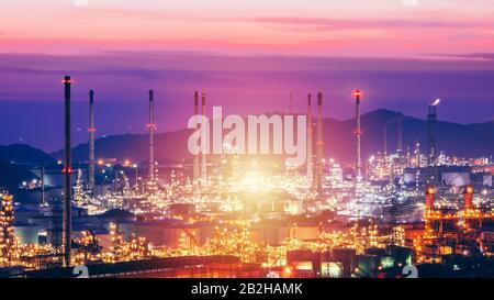 Luftbild Ölraffinerie Nacht Hintergrund in Dämmerung, Industriezone, Energie-Kraftwerk. Stockfoto