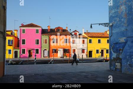 Farbenfrohe Burano-Häuser auf der anderen Seite des Kanals vom Campiello dei Squeri an der Fondamenta del Pizzo am frühen Morgen, venezianisches Licht in Venedig, Italien Stockfoto