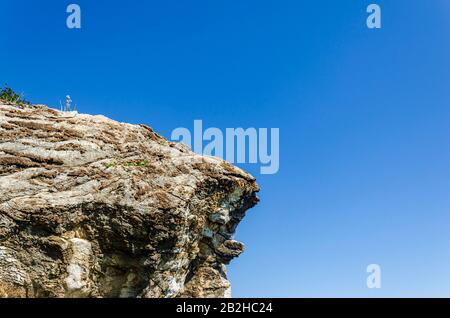 Felsen nahe der Küste des Mittelmeeres auf einem Hintergrund von Bergen in der Türkei Stockfoto