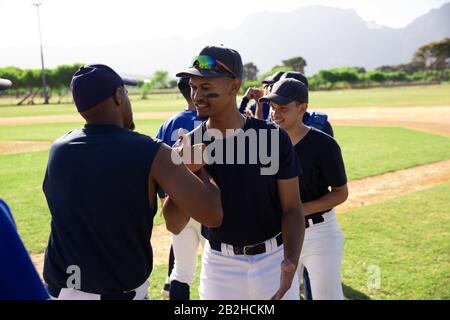 Baseballspieler vor dem Spiel Stockfoto